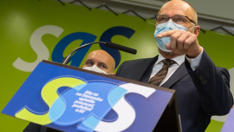 Na snímke vpravo predseda strany SaS a minister hospodárstva SR Richard Sulík a vľavo podpredseda SaS a minister školstva SR Branislav Gröhling