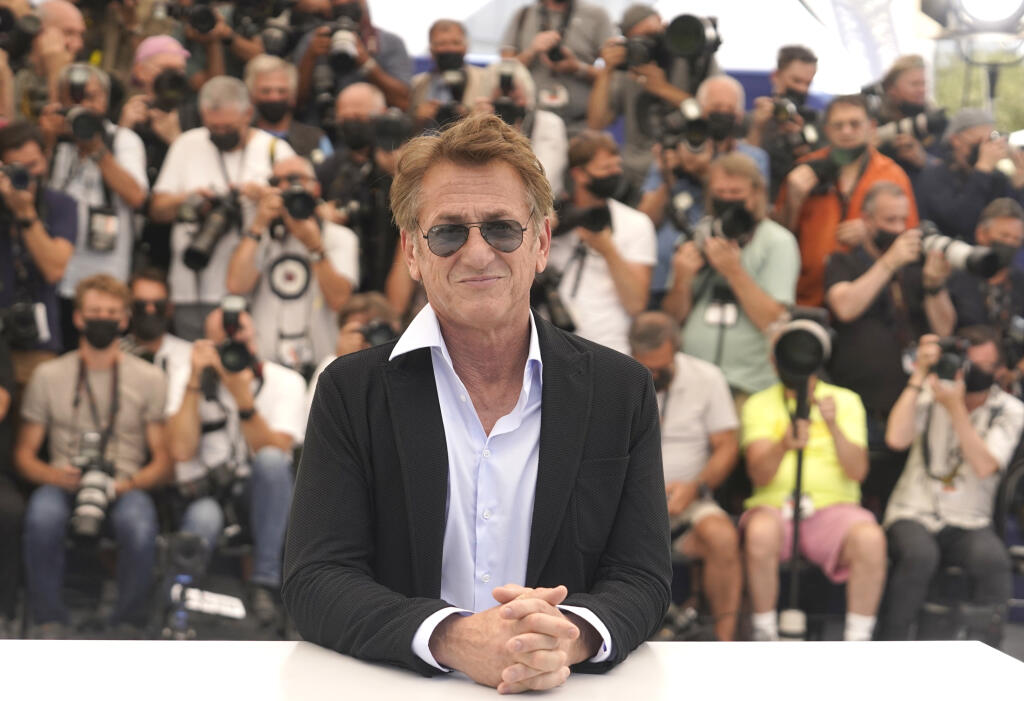 Herec Sean Penn pózuje fotografom počas fototermínu k filmu Flag Day na 74. ročníku Medzinárodného filmového festivalu v Cannes 11. júla 2021.