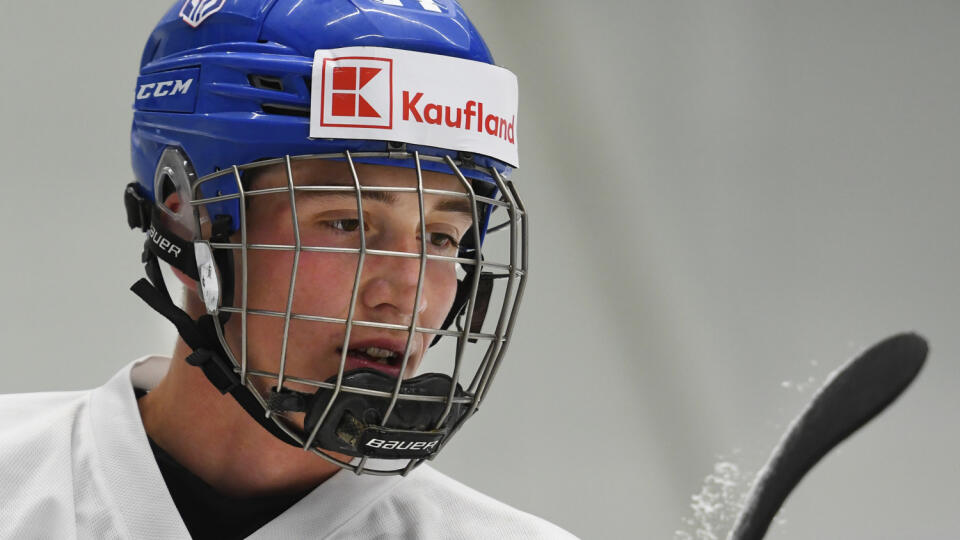 Slovenská hokejová reprezentácia do 20 rokov v Poprade počas prípravy na augustové IIHF majstrovstvá sveta U20. Na snímke Samuel Honzek. V Poprade 18. júla 2022. FOTO TASR – Milan Kapusta
