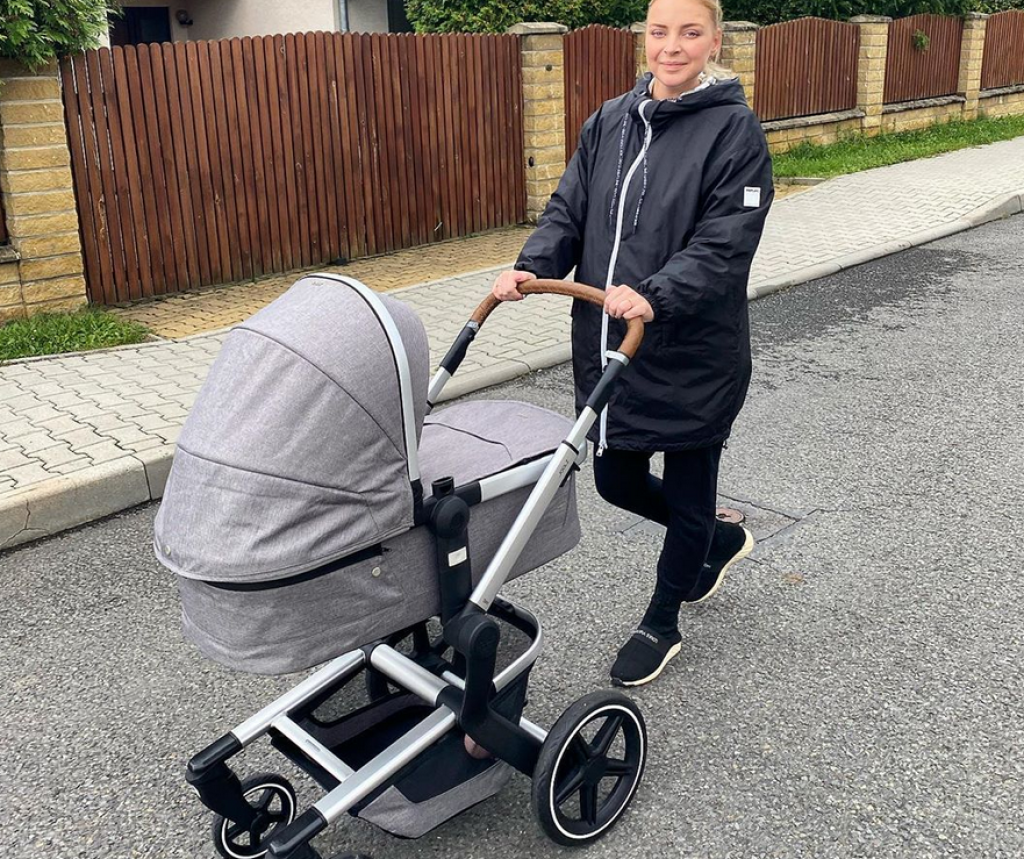 Markétka sa tešila na prechádzku s Amálkou: ,,Tak na toto som sa tešila!!! Keď prvý krát vyveziem malé Kubošátko@kubos_rene. Konečne na pár minút na vzduchu s novinkou Day+ od @myjoolz_czech_slovak. Nakoniec u nás vyhrala klasika, neutrál, šedá farbička. Som konzerva. Ale keď mne sa tak páčil, láska na prvý pohľad. Nabudúce ešte vezmeme Smiley dolu do košíka a sme komplet.