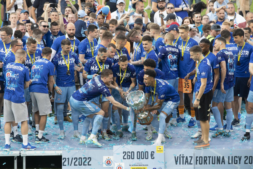 Na snímke futbalisti Slovana Bratislava , ktorý oslavujú zisk 4. titulu Fortuna ligy za sebou.