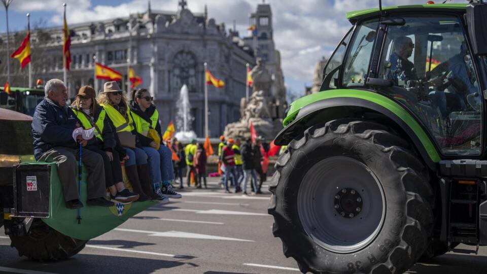 Poľnohospodári sa zhromaždili pri kanceláriách Európskeho parlamentu v Madride.