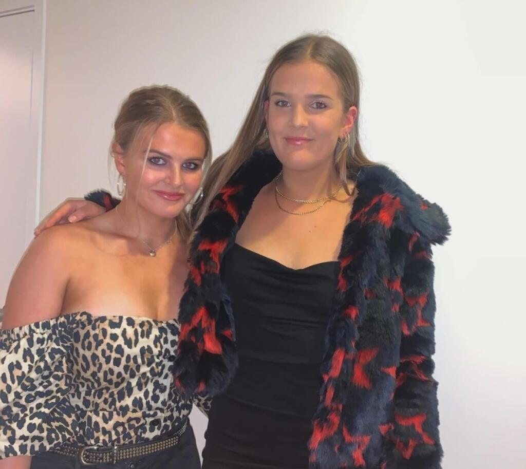 Alice Robinsonová (vľavo) ukázala, že pod kombinézou skrýva sexi telo.