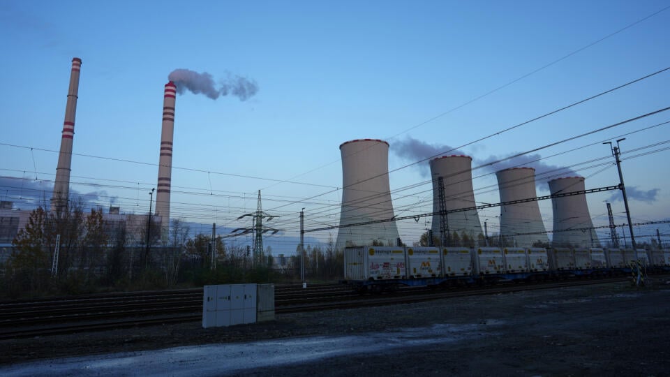 Dym stúpa z uhoľnej elektrárne Dětmarovice pri Ostrave.