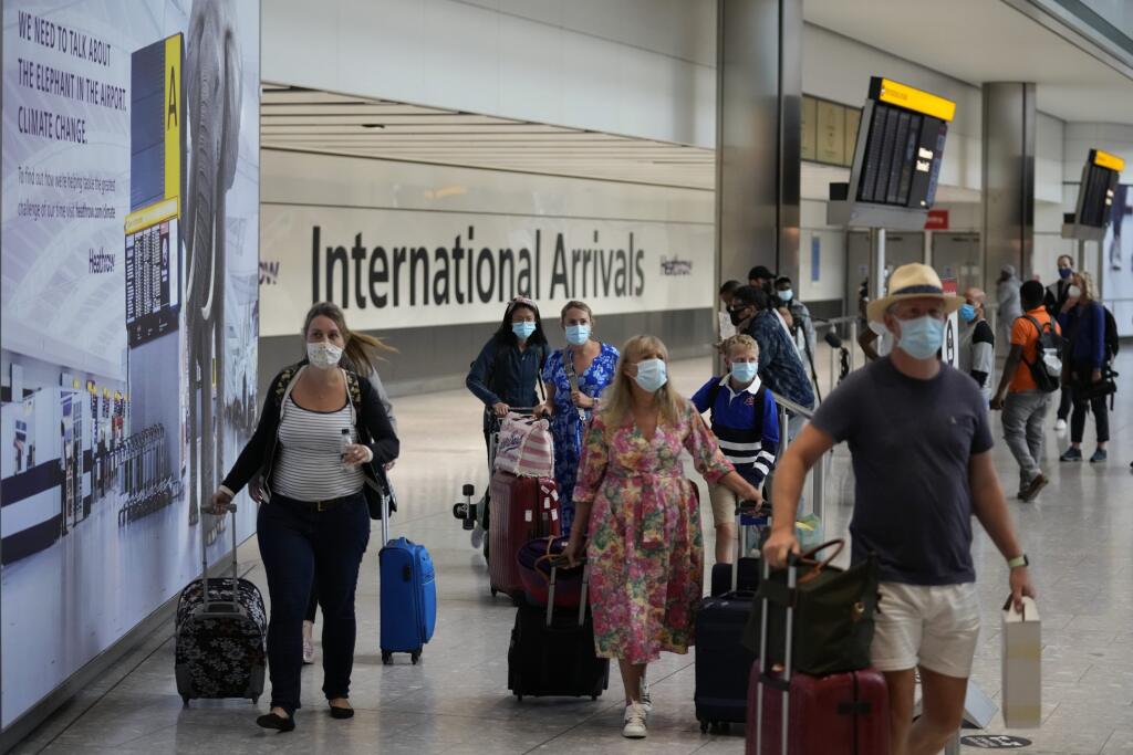 WA 22 archív Londýn - Na archívnej snímke z 2. augusta 2021 cestujúci kráčajú po prílete cez Terminál 5 na londýnskom letisku Heathrow. Letecké spoločnosti v Británii musia toto leto prevádzkovať viac letov, keďže sa dopyt zotavuje z pandémie nového koronavírusu. Inak stratia lukratívne vzletové a pristávacie intervaly, tzv. sloty. Upozornila na to v pondelok 24. januára 2022 vláda Spojeného kráľovstva. FOTO TASR/AP  

FILE - Passengers arrive at Terminal 5 of Heathrow Airport in London, Aug. 2,