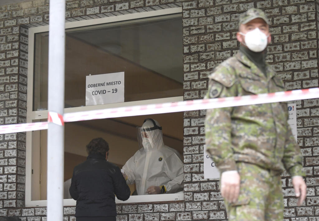 Druhý deň pilotného celoplošného testovania na ochorenie COVID-19 na Orave a v Bardejove, ktoré potrvá do nedele 25. októbra 2020. Otestovaných by malo byť asi 180.000 osôb v rámci 235 odberných miest. Na testovaní sa bude podieľať viac ako 2500 vojakov, policajtov, hasičov, zdravotníkov a administratívnych pracovníkov. Na snímke testovanie v obci Zborov, okres Bardejov, v sobotu 24. októbra 2020. FOTO TASR – František Iván