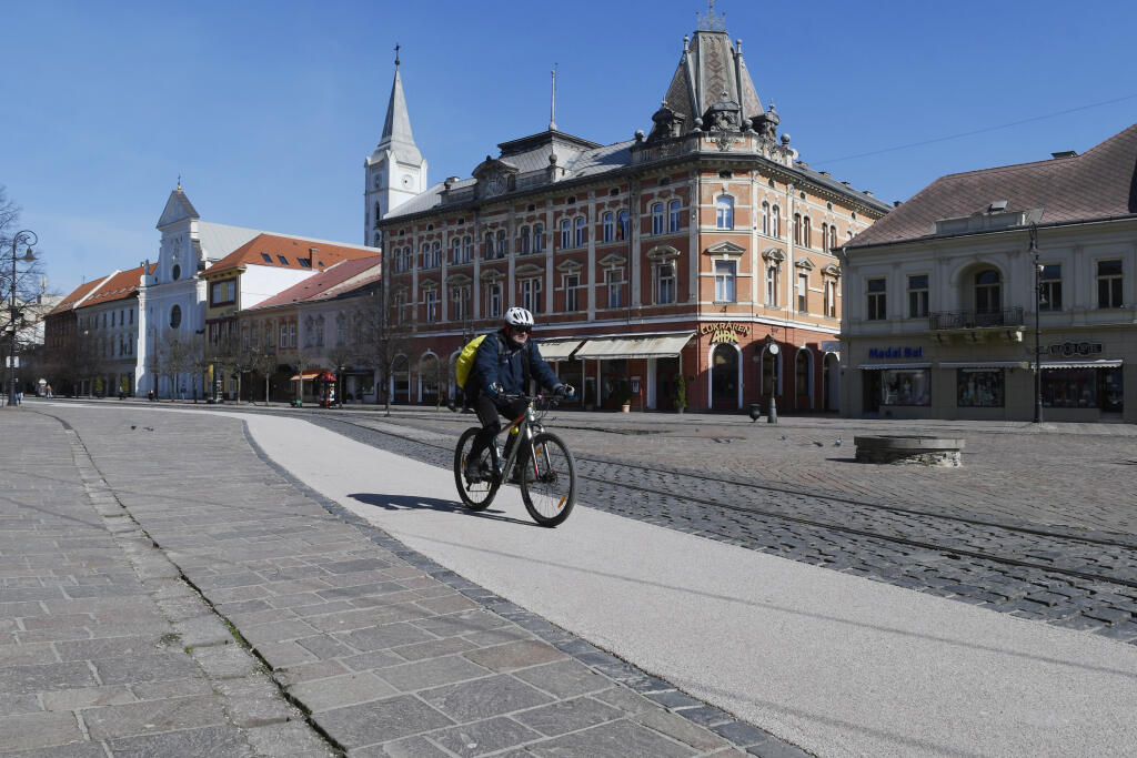 Na snímke takmer vyľudnené centrum Košíc predpoludním na Hlavnej ulici. Košice, 16. marca 2020. FOTO TASR – Milan Kapusta
