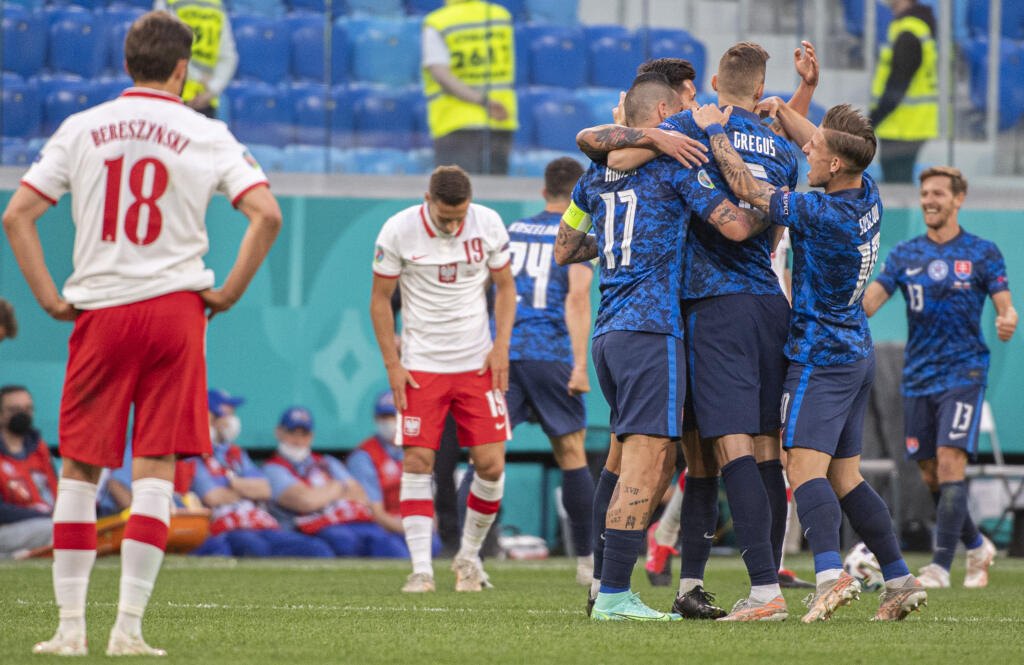 Na snímke vpravo reprezentanti Slovenska oslavujú víťazstvo 2:1 v zápase E-skupiny na majstrovstvách Európy vo futbale Poľsko - Slovensko v pondelok 14. júna 2021 v ruskom Petrohrade. FOTO TASR - Martin Baumann