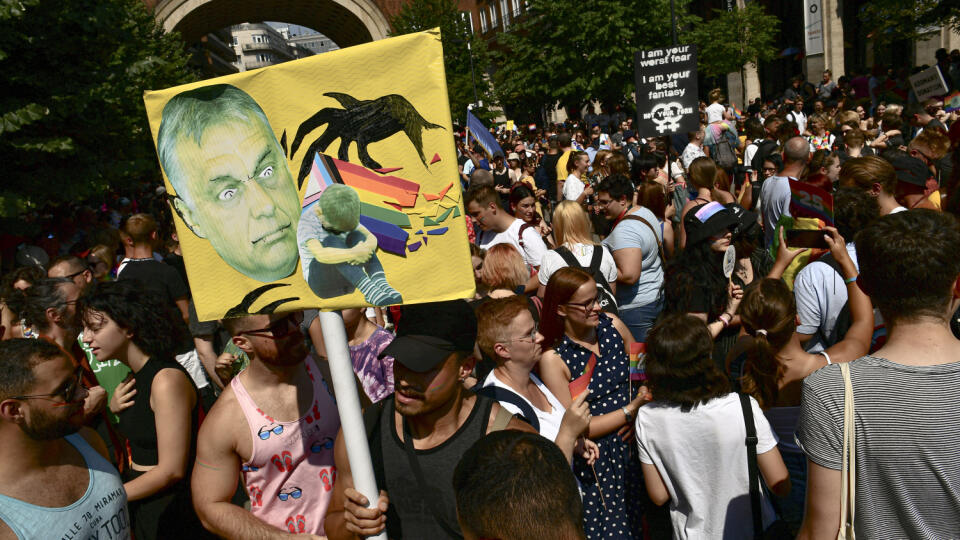 KK63 Budapešť - Na snímke účastník drží transparent s podobizňou maďarského premiéra Viktora Orbána počas pochodu príslušníkov sexuálnych menšín Budapest Pride 24. júla 2021 v Budapešti. FOTO TASR/AP