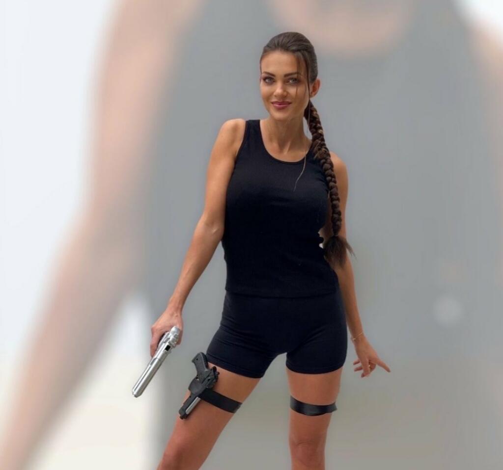 Martina Schindlerová vyzerá presne ako Angelina Jolie vo filme Tomb Raider.