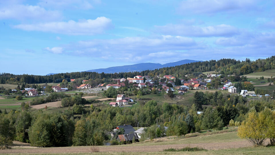 Pohľad na centrálnu časť obce, ktorú obklopuje množstvo lazov.