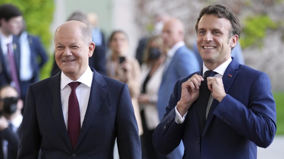 PK 20 Berlín - Na snímke sprava francúzsky prezident Emmanuel Macron a nemecký kancelár Olaf Scholz počas Macronovej prvej zahraničnej cesty po znovuzvolení v Berlíne v pondelok 9. mája 2022. FOTO TASR/AP
German Chancellor Olaf Scholz, left, welcomes French president Emmanuel Macron prior to a meeting at the chancellery in Berlin, Germany, Monday, May 9, 2022. (AP Photo/Michael Sohn)