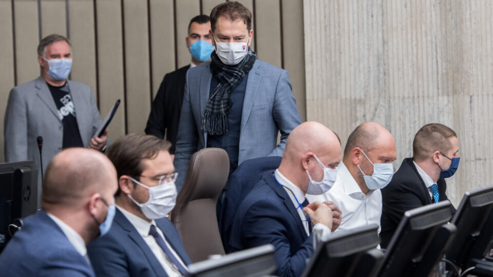Na snímke uprostred predseda vlády SR Igor Matovič, zľava dole minister obrany SR Jaroslav Naď, minister zdravotníctva SR Marek Krajčí (všetci OĽaNO), minister školstva, vedy, výskumu a športu SR Branislav Gröhling, minister hospodárstva SR a prvý podpredseda vlády SR pre ekonomiku Richard Sulík a štátnych tajomník ministerstva zahraničných vecí a európskych záležitostí SR Martin Klus (všetci SaS) počas 70. rokovania vlády SR v Bratislave 20. januára 2021. FOTO TASR - Martin Baumann