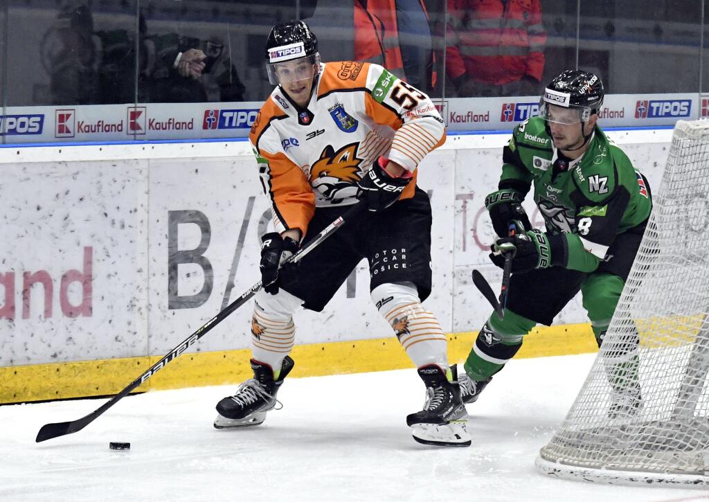 Na snímke vľavo hráč HK Dukla Ingema Michalovce Bruno Mráz a vpravo hráč HC Nové Zámky Tomáš Klempa v zápase 1. kola Tipos extraligy HK Dukla Ingema Michalovce - HC Nové Zámky 24. septembra 2021 v Michalovciach. FOTO TASR – Roman Hanc