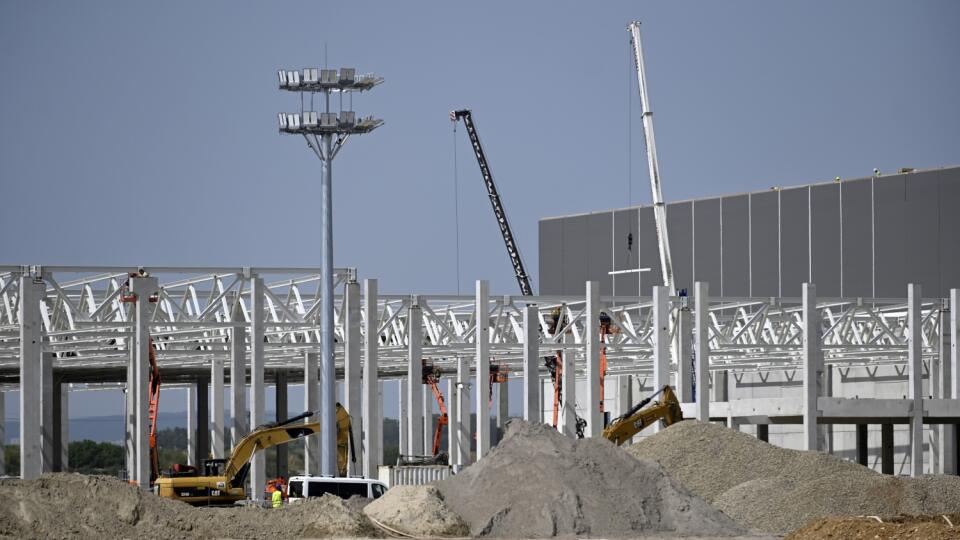 Na snímke výstavba automobilky Volvo vo Valalikoch pri Košiciach 21. júna 2024. Automobilka bude súčasťou štátneho priemyselného parku Valaliky Industrial Park, s ktorého výstavbou sa začalo vlani vo februári. V závode spoločnosti Volvo Cars budú vyrábať elektromobily, pričom chcú produkovať 250.000 vozidiel ročne. Pri plnej prevádzke by tu mohlo pracovať do 5000 ľudí. S nákladmi takmer 1,2 miliardy eur je táto investícia jednou z najvýznamnejších v automobilovom sektore a zároveň najvýznamnejší