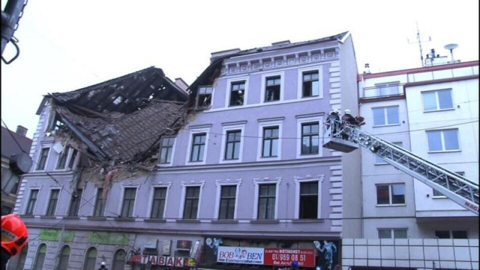 Strecha domu spadla na ulicu.
