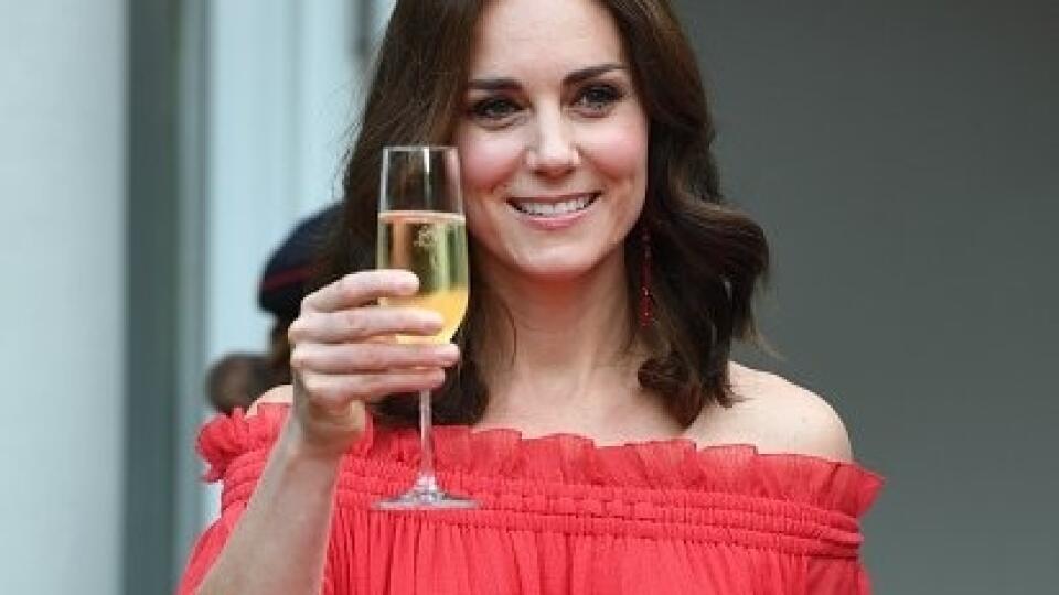 Nie sú žiadni abstinenti: Čo denne pije Kate, princ Harry či Meghan? Spravte si kráľovské drinky aj vy