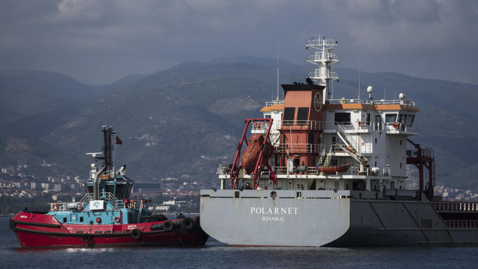 WA 29 Izmit - Nákladná loď Polarnet priplávala do prístavného mesta Derince v Izmitskom zálive na severozápade Turecka v pondelok 8. augusta 2022. Prvá z lodí, ktoré mali opustiť Ukrajinu v rámci dohody o odblokovaní dodávok obilia a kukurice v súvislosti s hrozbou globálnej potravinovej krízy, dorazila v pondelok do svojho cieľa v Turecku. FOTO TASR/AP
The cargo ship Polarnet arrives to Derince port in the Gulf of Izmit, Turkey, Monday Aug. 8, 2022. The first of the ships to leave Ukraine und