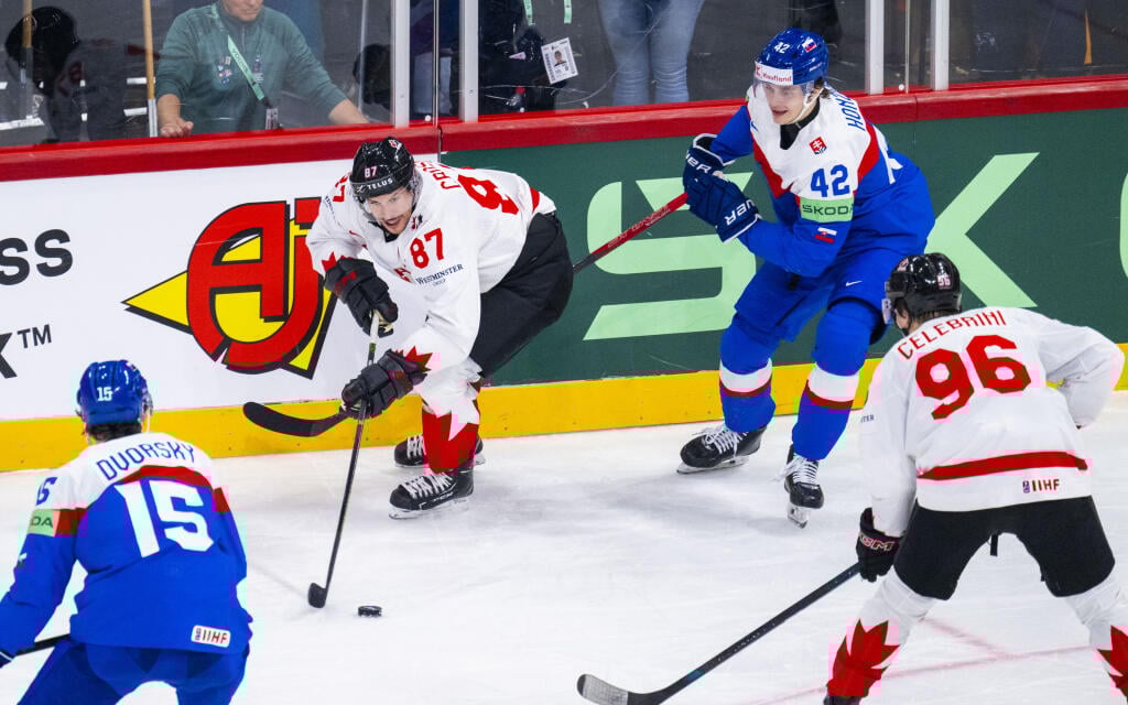 Na snímke zľava Dalibor Dvorský (Slovensko), Sidney Crosby (Kanada), Samuel Honzek (Slovensko) a Macklin Celebrini (Kanada) počas zápasu A-skupiny Kanada - Slovensko na 88. majstrovstvách sveta v ľadovom hokeji 17. mája 2025 v Štokholme. FOTO TASR - Jakub Kotian