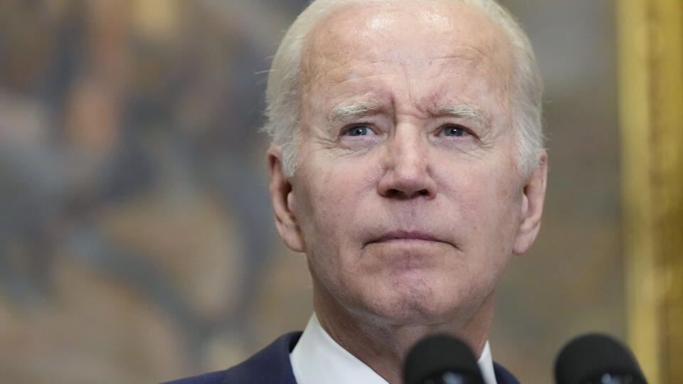 KK2 Washington - Americký prezident Joe Biden počúva otázky novinárov v Bielom dome vo Washingtone 28. mája 2023. Americký prezident Joe Biden a republikánsky predseda Snemovne reprezentantov Kevin McCarthy sa definitívne dohodli na návrhu zákona o zvýšení dlhového stropu do roku 2025 výmenou za výrazné zníženie výdavkov, ktorý má odvrátiť platobnú neschopnosť Spojených štátov. FOTO TASR/AP
President Joe Biden listens to a reporter's question as he speaks in the Roosevelt Room of the White House