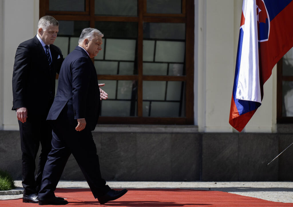 Na snímke maďarský premiér Viktor Orbán (vpravo) a slovenský premiér Robert Fico kráčajú po červenom koberci počas uvítacej ceremónie v Bratislave v pondelok 28. apríla 2025. FOTO TASR - Martin Baumann