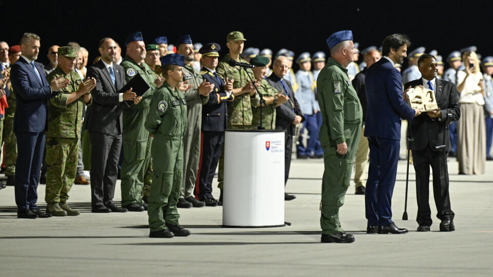 Ceremoniál pri príležitosti príletu dvoch slovenských stíhačiek F-16