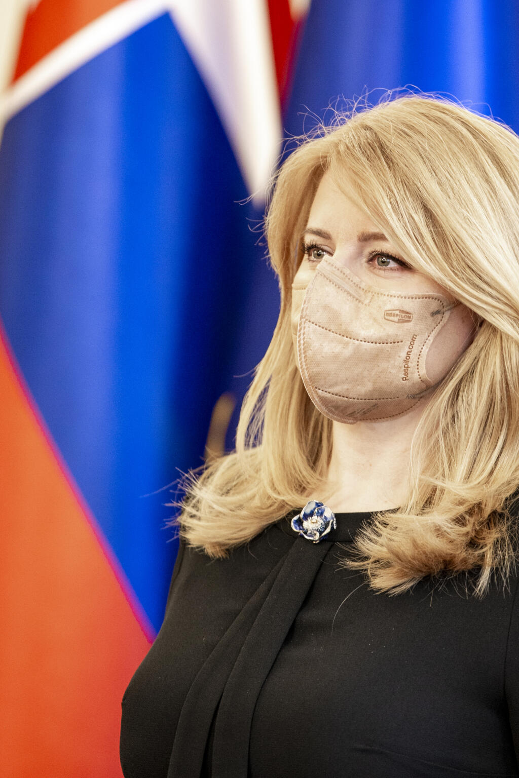 Zuzana Čaputová si na slávnostný akt obliekla čierne šaty.