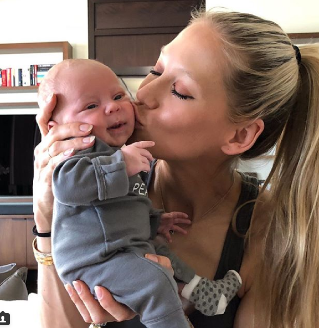 Anna porodila spevákovi pred 3 rokmi dvojičky Nicholasa a Lucy.