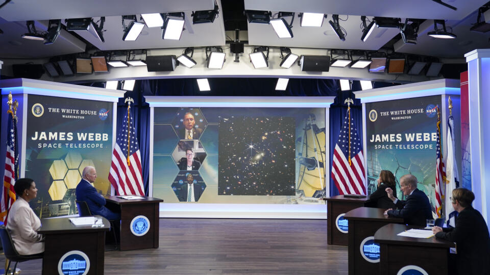 Na snímke druhý zľava prezident USA Joe Biden počas brífingu s pracovníkmi NASA o prvých snímkach z Webbovho vesmírneho teleskopuv South Court Auditorium v komplexe Bieleho domu v pondelok 11. júla 2022 vo Washingtone. Prvý farebný záber teleskopu, ktorý na tlačovej konferencii v Bielom dome odhalil americký prezident Joe Biden, zachytáva tisícky vesmírnych galaxií. "Tento teleskop je jedným z najväčších technických úspechov ľudstva," vyhlásil Biden na tlačovej konferencii. FO