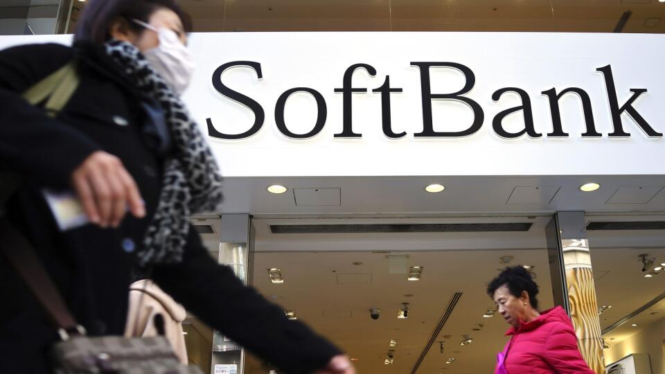 WA 18 archív Tokio - Na archívnej snímke z 20. januára 2020 ľudia kráčajú okolo loga Softbank v Tokiu. Japonský konglomerát SoftBank Group zaznamenal prvú kvartálnu stratu za 18 mesiacov. Hlavným dôvodom bol pokles hodnoty investícií jeho fondu Vision Fund. Japonská skupina, ktorá sa pôvodne z telekomunikačnej firmy zmenila na investičný gigant, zaznamenala za tri mesiace od júla do septembra stratu 397,9 miliardy JPY (3,04 miliardy eur). FOTO TASR/AP
FILE - People walk in front of SoftBank