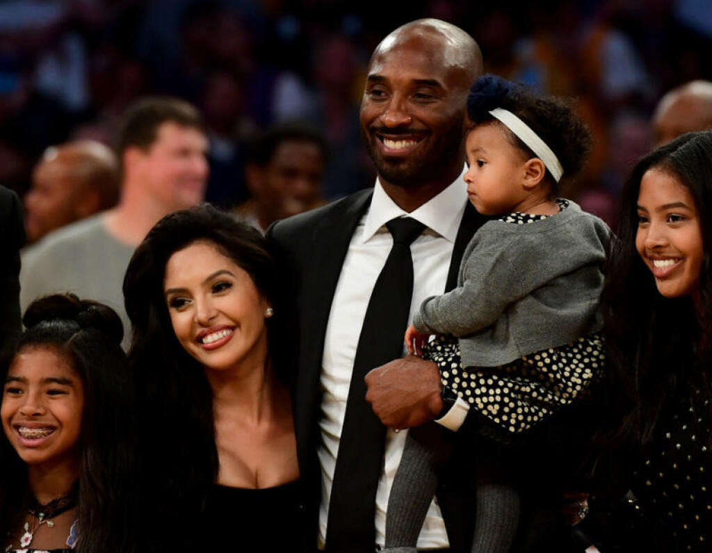 Kobe Bryant- Po boku jedného z najlepších platených basketbalistov stále zotrváva Vanessa Bryant, ktorá ho neopustila ani po prevalených aférach so ženami. Aj napriek častému podvádzaniu sa nehodlá vzdať jeho peňazí.