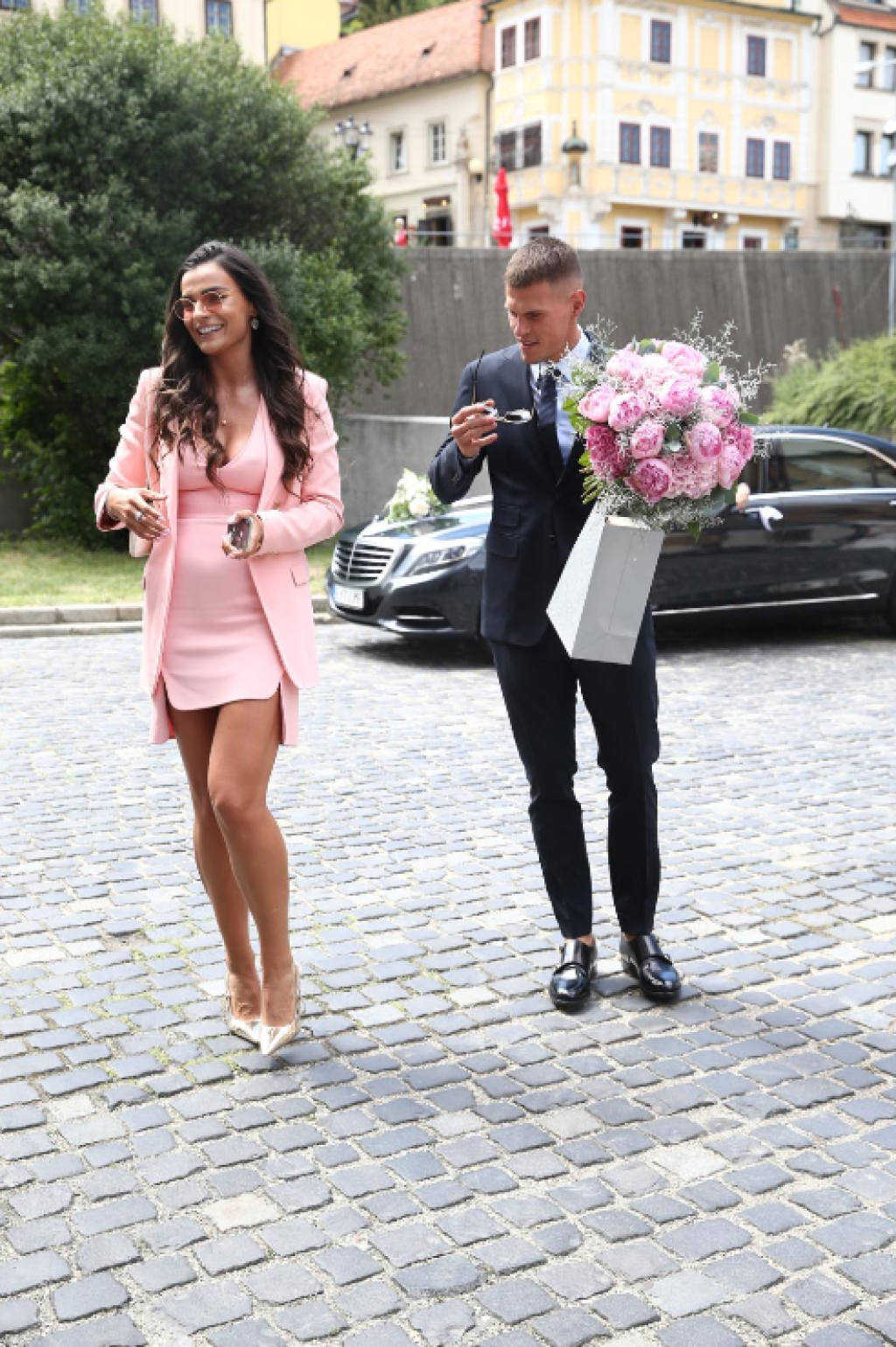 Škrtelova manželka sa často na verejnosti neobjavuje, keď tak urobí, je stredobodom pozornosti. Stalo sa tak aj na svadbe futbalistu Adama Nemca, kde prišla bez podprsenky.