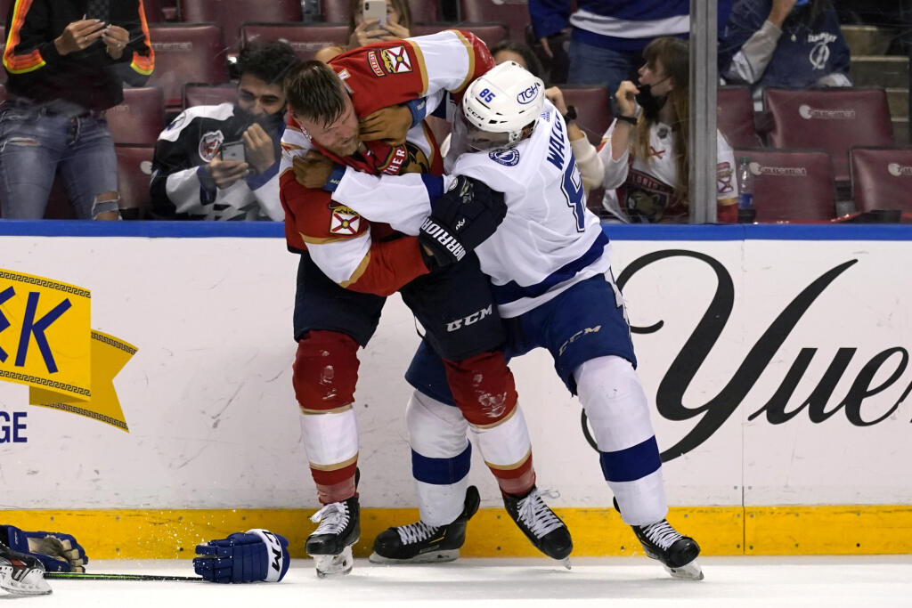 EBE 11 Sunrise - Na snímke bitka dvoch obrancov, vľavo Kevin Connauton z Floridy a vpravo Daniel Walcott z Tampy v zápase zámorskej hokejovej NHL Florida Panthers - Tampa Bay Lightning (4:0) v noci na 11. mája 2021. FOTO TASR/AP
Florida Panthers defenseman Kevin Connauton, left, and Tampa Bay Lightning defenseman Daniel Walcott (85) fight during the second period of an NHL hockey game, Monday, May 10, 2021, in Sunrise, Fla. (AP Photo/Lynne Sladky)