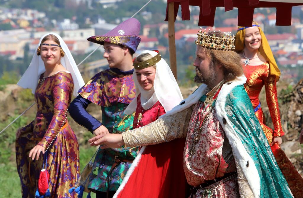 Pustý hrad nad Zvolenom zažil stredovekú kráľovskú svadbu s kráľovským sprievodom. Vydávala sa Konštancia, dcéra uhorského kráľa Belu IV. Podujatie oživil historický stanový tábor, ukážky dobového života, dobýjanie hradných múrov, šermiarske súboje, lukostrelecký tábor, sokoliari, remeselníci dobová hudba. Podujatie je pripomienkou kráľovskej svadby, ktorá sa na tomto mieste skutočne odohrala. Na snímke kráľovská svadba na Pustom hrade nad Zvolenom v sobotu 27. augusta 2022. FOTO TASR - Ján Kroš