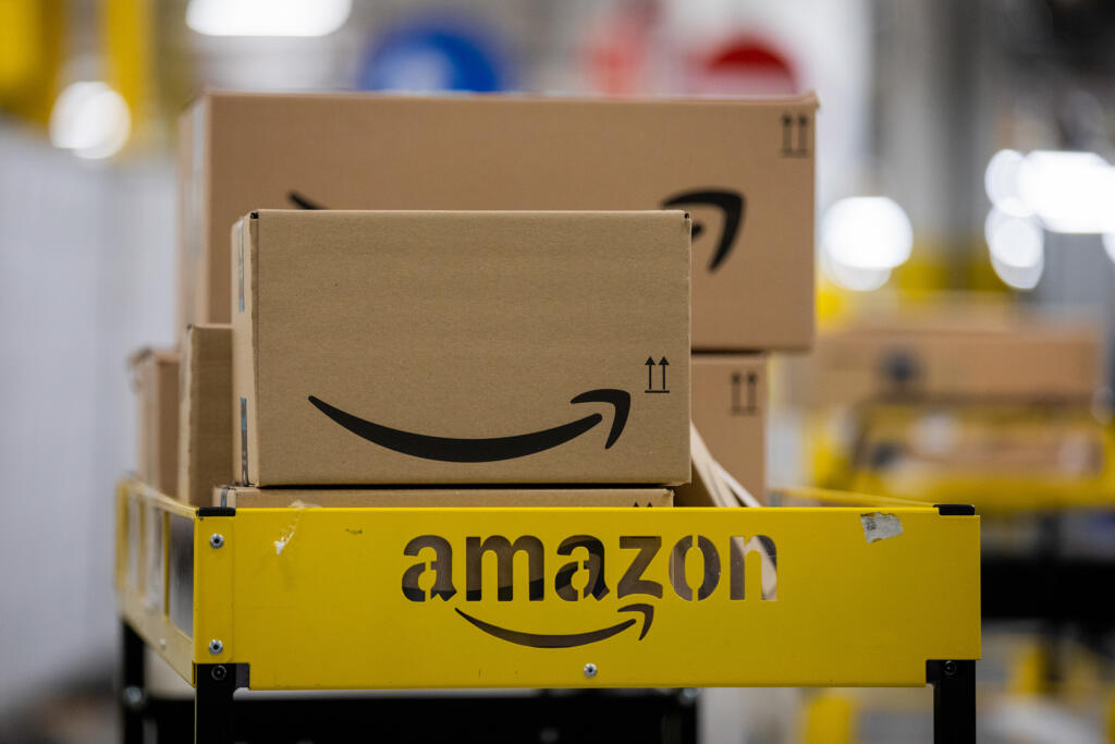 KK25 Mönchengladbach - Na snímke balíčky sú položené na vozíku v logistickom centre spoločnosti Amazon v nemeckom Mönchengladbachu 8. decembra 2020. Francúzsky nezávislý úrad pre dohľad nad ochranou osobných údajov (CNIL) udelil doteraz svoju najväčšiu pokutu vo výške 100 miliónov eur dvom divíziám spoločnosti Google za porušenie miestnych pravidiel týkajúcich sa reklamných súborov cookies. CNIL dal vo štvrtok 10. decembra 2020 za porušenie rovnakých pravidiel pokutu vo výške 35 miliónov eur aj 