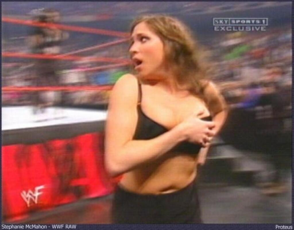 Trapasy vo wrestlingu však sú úplne bežná vec. Hlavne sexi wrestlerky sa červenali, keď nechtiac odhalili holé prsia či dokonca rozkroky