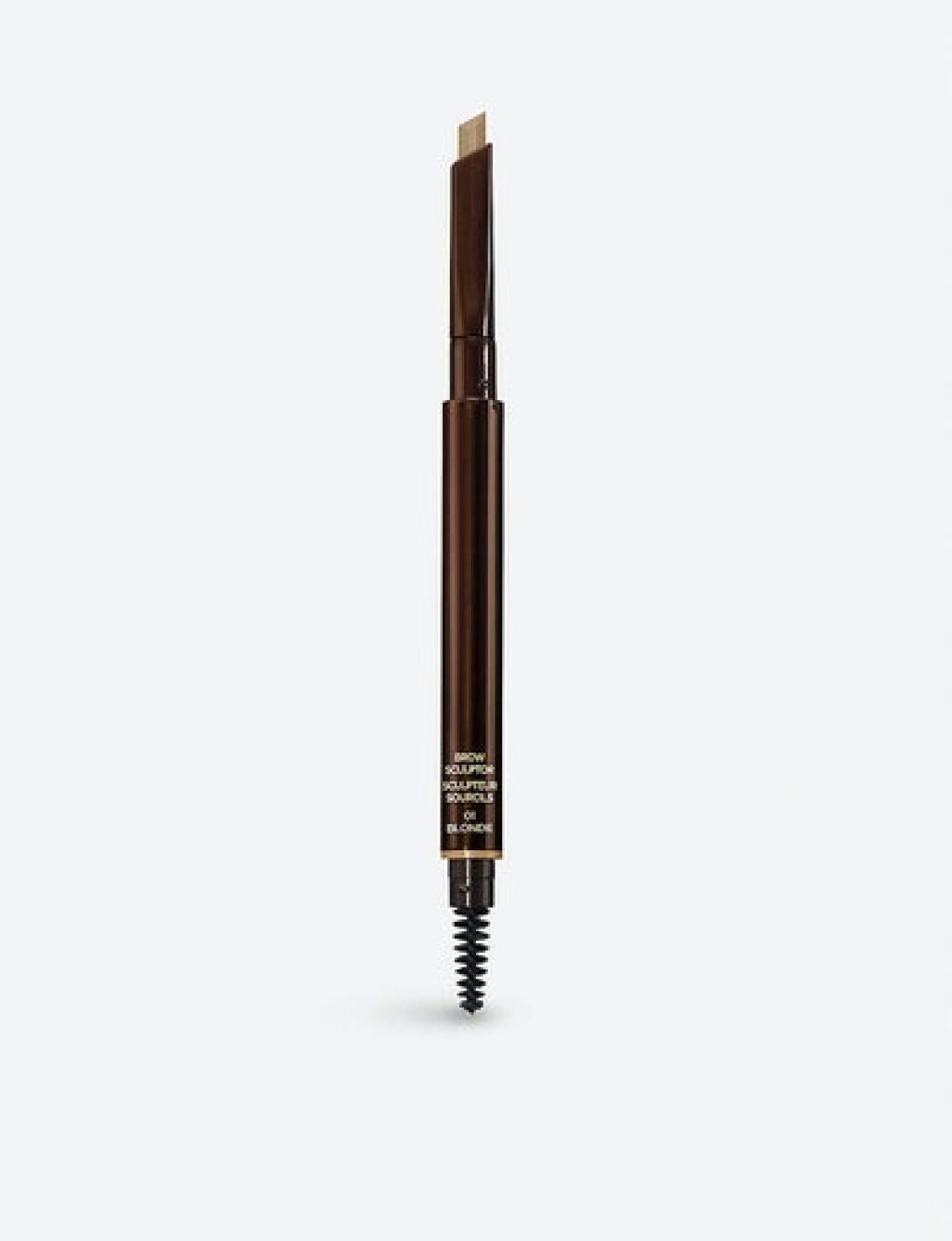 Tom Ford Brow Sculptor
Greenwell často upravoval Dianino obočie ihneď po nanesení základného náteru a vyčesával jej ho nahor. Opäť platí, že smrť Diany predchádzala uvedeniu šminky na trh, ale pôvodný produkt bol ekvivalentom toho, ktorý je dostpný dnes.