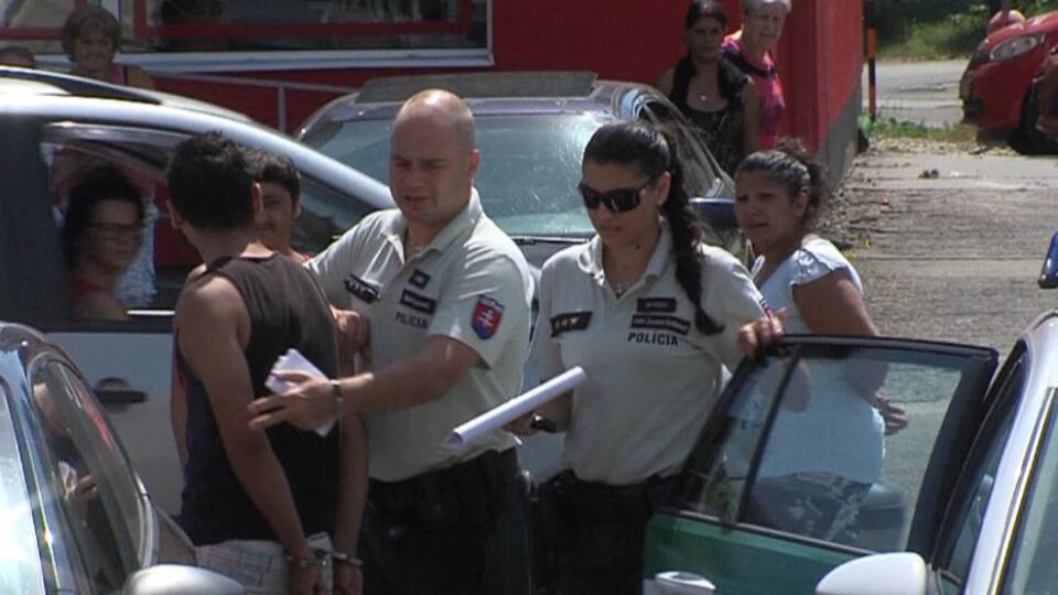 Policajtka Zuzana raz predvádza v uniforme zločincov na súd, inokedy si sama sadá na lavicu obžalovaných.