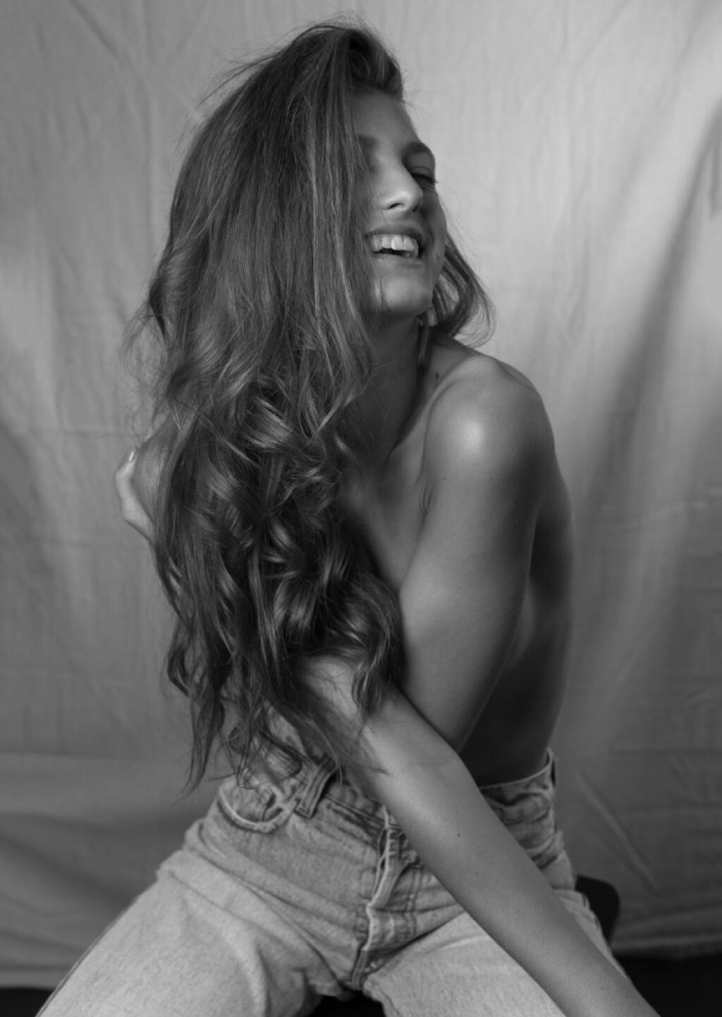Sophia Schneiderhanová je nemecká modelka, ktorá po smrti svojho priateľa skončila v náručí jeho otca.