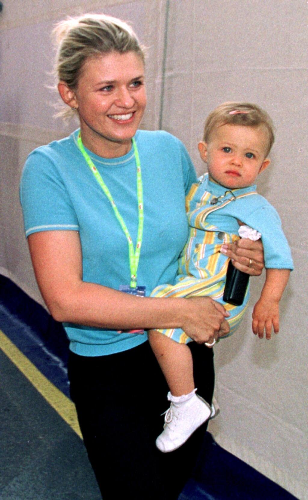 1998 - Corinna Schumacherová vyzeral výborne aj po narodení prvej dcéry Giny. Takto ju nosila po Monaku.