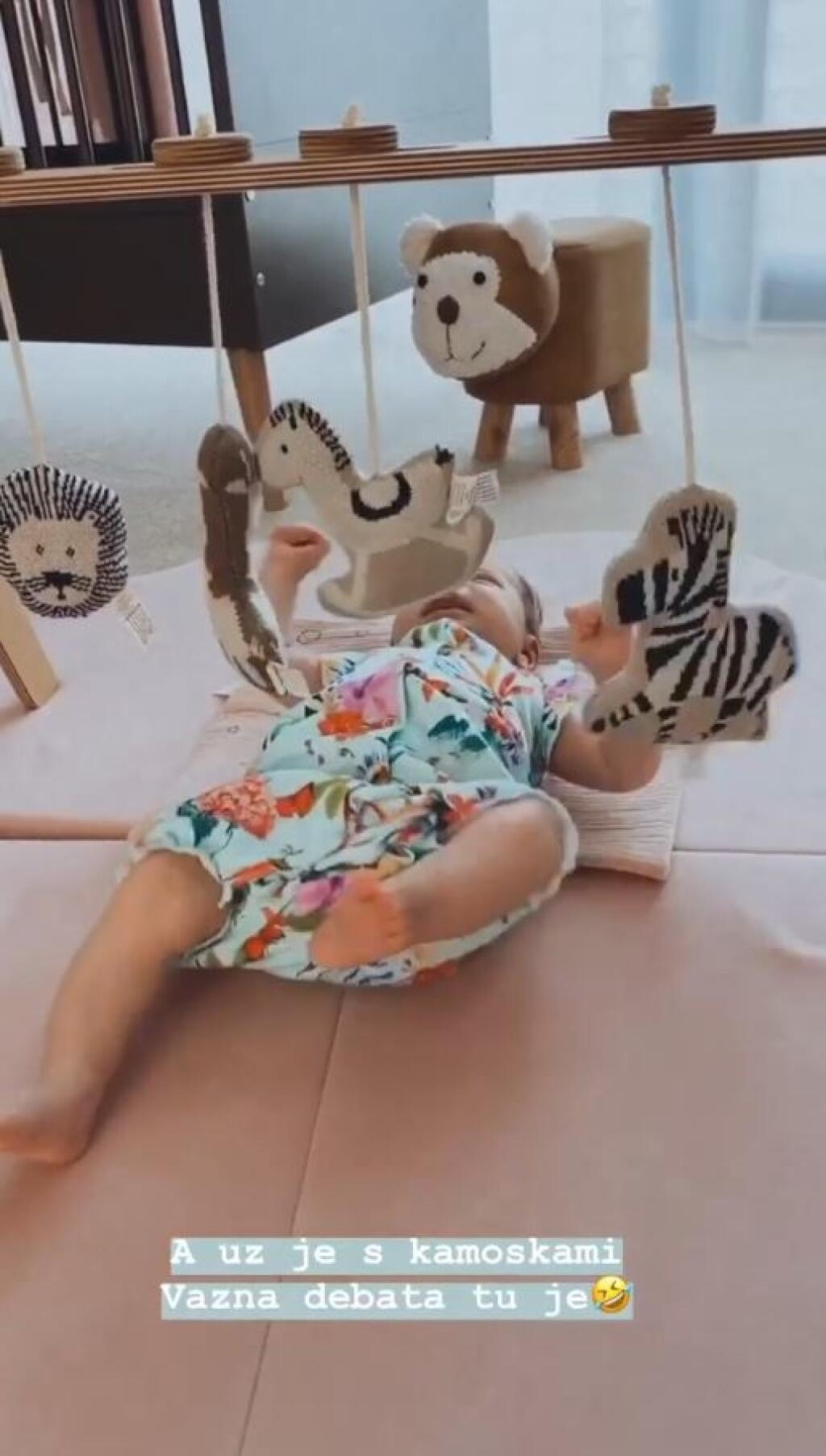 Bellina obľúbená hračka je úplne jasná. S týmito zvieratkami ju rodičia fotia najčastejšie.