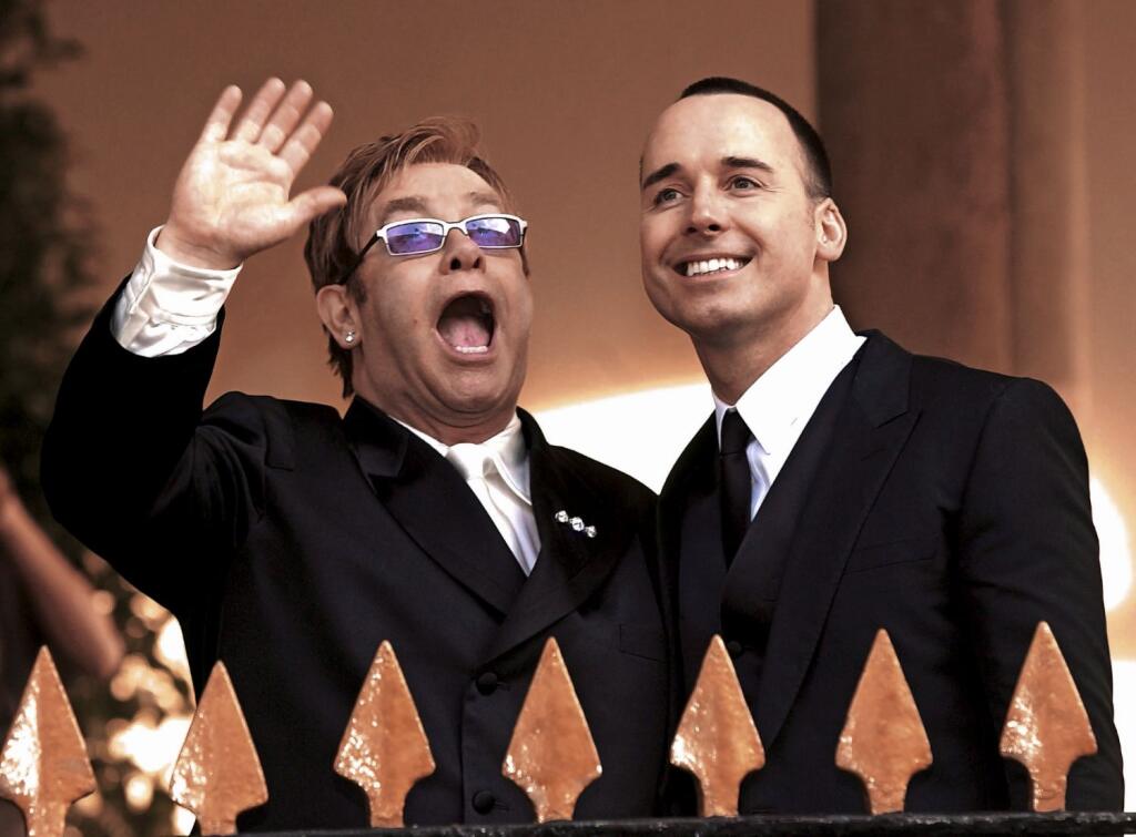 ELTON A DAVID
Spoznali sa takmer pred tromi
desaťročiami. V roku 2005 sa stali
registrovanými partnermi, o deväť
rokov neskôr uzavreli manželstvo.
