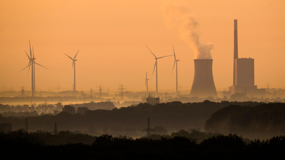 KK30 Hannover - Na snímke fotenej z mesta Hannover para stúpa z chladiacej veže uhoľnej elektrárne Mehrum 2. augusta 2022. Vláda už elektrárenským spoločnostiam povolila, aby znovu uviedli do prevádzky desať odstavených uhoľných elektrární a šesť elektrární na ropu. Ďalších 11 uhoľných elektrární, ktoré mali byť odstavené v novembri, ostane v prevádzke a plánuje tiež spustiť odstavené elektrárne na hnedé uhlie. Uhoľnú elektráreň Mehrum spustili ako prvú 1. augusta s cieľom ušteriť plyn. FOTO TAS
