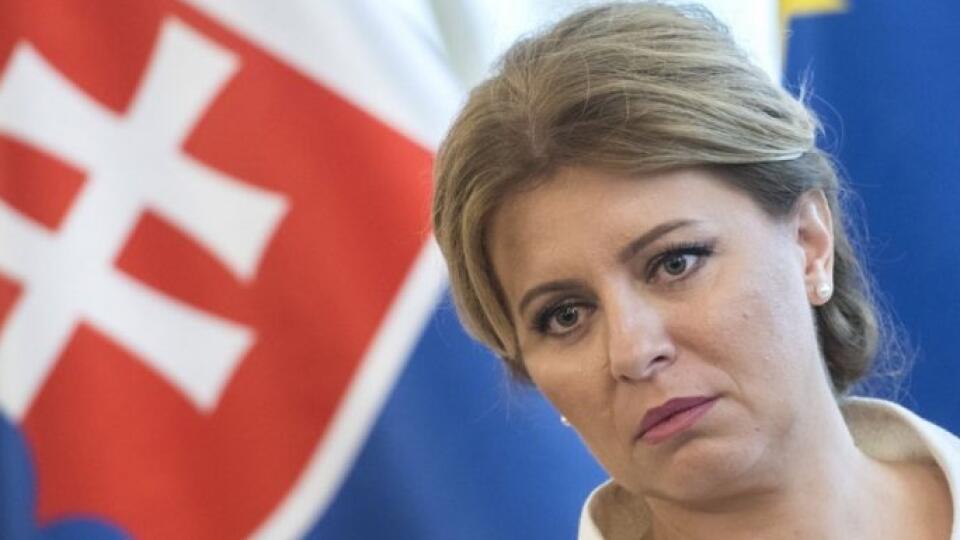 Protestujúci sa zhromaždili aj pred Prezidentským palácom na Hodžovom námestí.