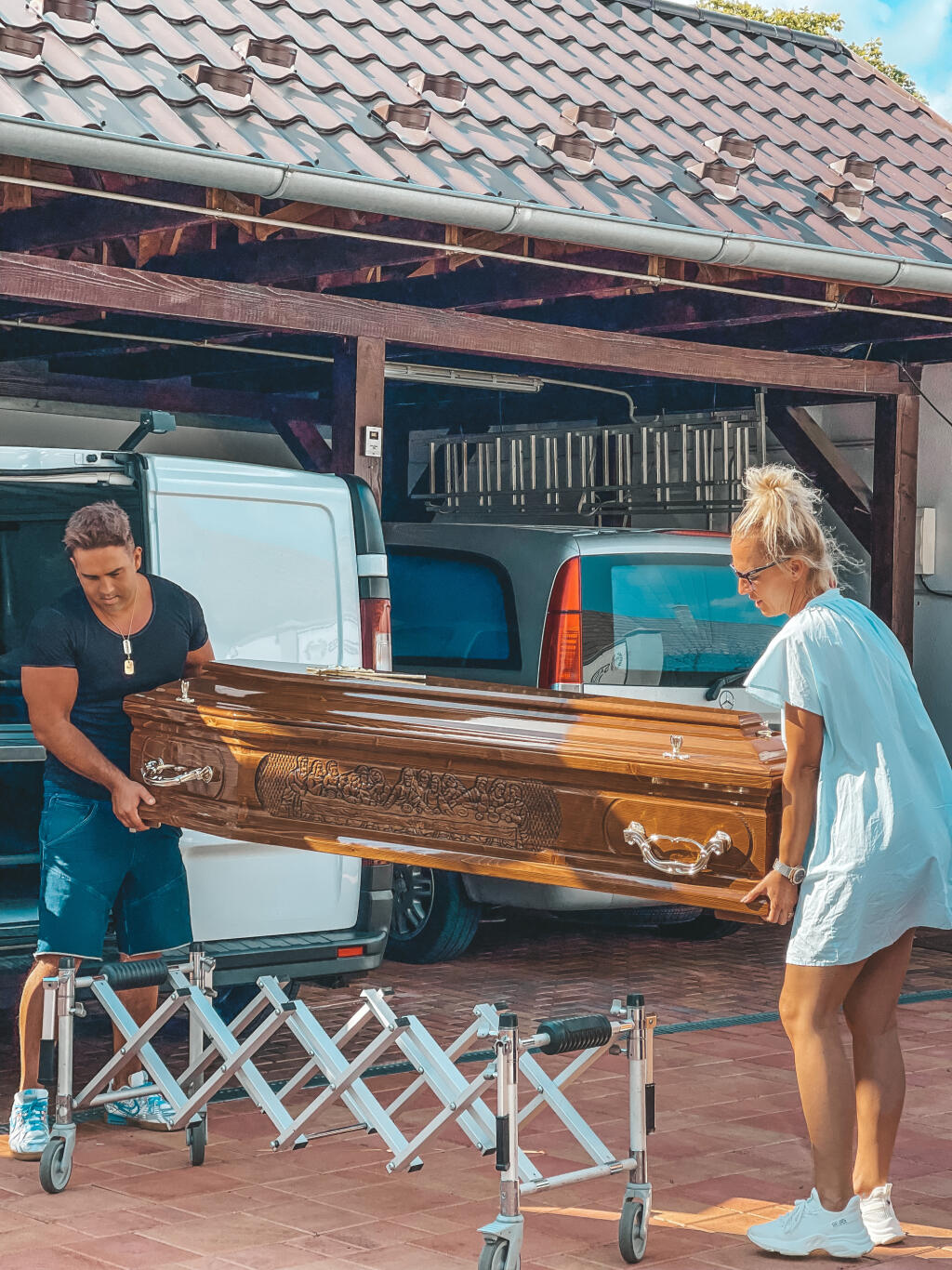 Zuzana sa neštíti žiadnej práce, kamarátovi pomohla odniesť rakvu.