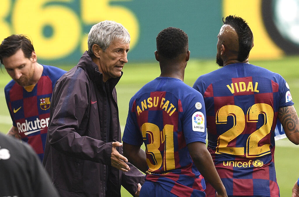 Quique Setien s hráčmi Barcelony.