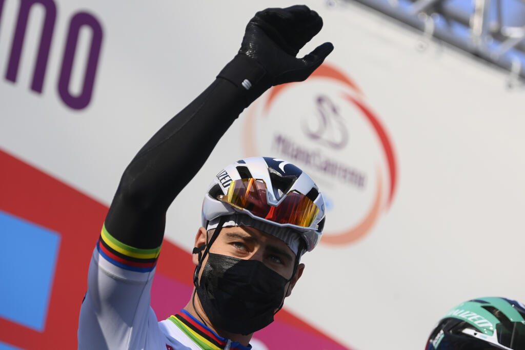 JB 58 Miláno - Slovenský cyklista Peter Sagan máva pred začiatkom cyklistických pretekov Miláno - Sanremo v Miláne 20. marca 2021. FOTO TASR/AP
Slovakia's Peter Sagan waves prior to taking the start of the Milan to Sanremo cycling race, in Milan, Italy, Saturday, March 20, 2021. (Fabio Ferrari/LaPresse via AP)
