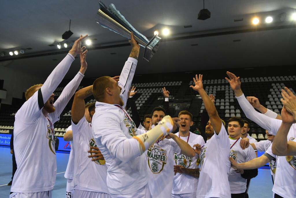 Na snímke víťazné mužstvo Tatranu, s pohárom kapitán mužstva Oliver Rábek v treťom zápase finále play off Niké Handball Extraligy mužov v hádzanej Tatran Prešov – MŠK Považská Bystrica.