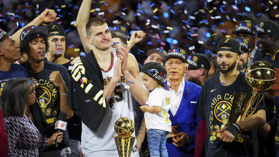 JB 5 Denver - Hráč Denveru Nuggets Nikola Jokič (uprostred vľavo) získal trofej MVP po výhre nad Miami Heat v zápase finálovej série play off zámorskej basketbalovej NBA v Denveri 12. júna 2023. Basketbalisti Denveru Nuggets sa prvýkrát v histórii stali šampiónmi NBA. Hráčov Miami Heat zdolali v noci na utorok na domácej palubovke 94:89 a finálovú sériu vyhrali 4:1 na zápasy. Cenu pre najužitočnejšieho hráča finále dostal srbský pivot Nikola Jokič. FOTO TASR/AP
Denver Nuggets center Nikola Joki