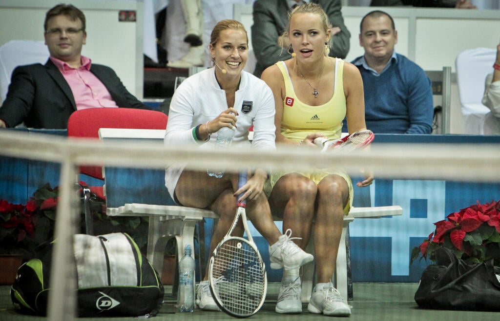 Na snimke zlava slovenska zenska tenisova jednotka Dominika Cibulkova a svetova zenska tenisova jednotka Caroline Wozniacki pocas exhibicneho zapasu Tennis Classic.
